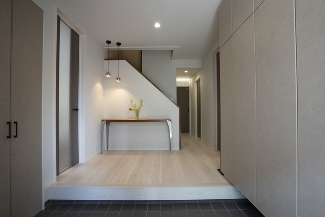 元々広かった玄関は、タイルをそのまま活用。
物置にはお孫さんのベビーカーなどを収納している。
正面の間接照明は奥様のアイディア。 元々広かった玄関は、タイルをそのまま活用。
物置にはお孫さんのベビーカーなどを収納している。
正面の間接照明は奥様のアイディア。