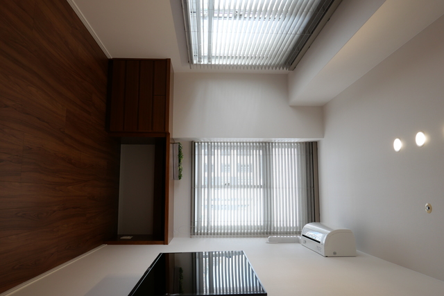 各部屋にはテレビを壁掛けで設置
書斎はウッドブラインドで落ち着いた空間に