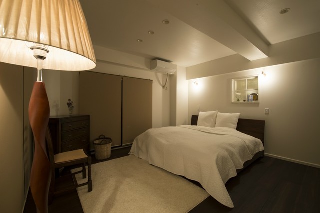 ホテルの一室のようなベッドルーム。余計なものは置かずシンプルに・・・。