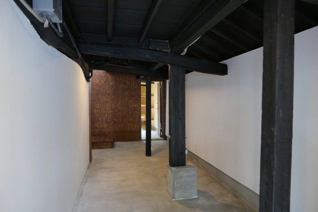 玄関入口は、当時そのままに低い天井で、床は土間仕上げにしました。土間に行燈など置けば雰囲気が出ると思います。 玄関入口は、当時そのままに低い天井で、床は土間仕上げにしました。土間に行燈など置けば雰囲気が出ると思います。