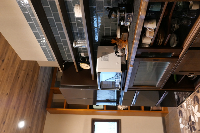 お持ちのカップボードはサイズを合わせるため台輪をカットし設置し、裏のパントリーはお持ちの収納棚を再利用できるようにサイズをあわせ、勝手口をLDKからは見えないようにプランしています。 お持ちのカップボードはサイズを合わせるため台輪をカットし設置し、裏のパントリーはお持ちの収納棚を再利用できるようにサイズをあわせ、勝手口をLDKからは見えないようにプランしています。