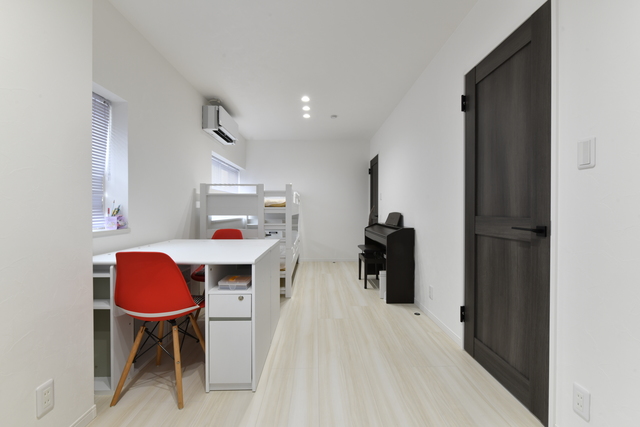 3階はそれぞれの個室を確保するため、間取りを上手にレイアウト。とくに姉妹の部屋は、小さなうちは一緒に使えて、成長とともに壁やパーテーションで部屋を分けられるよう、ドアを2つ設けています。真っ白なインテリアに映える、ラベンダーカラーのブラインドやクローゼット中のパープルの壁紙は、姉妹が一緒に選びました。 3階はそれぞれの個室を確保するため、間取りを上手にレイアウト。とくに姉妹の部屋は、小さなうちは一緒に使えて、成長とともに壁やパーテーションで部屋を分けられるよう、ドアを2つ設けています。真っ白なインテリアに映える、ラベンダーカラーのブラインドやクローゼット中のパープルの壁紙は、姉妹が一緒に選びました。