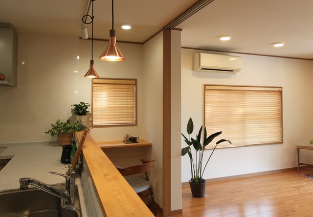 家事の合間にちょっと休憩できるカウンターも設けました。 家事の合間にちょっと休憩できるカウンターも設けました。