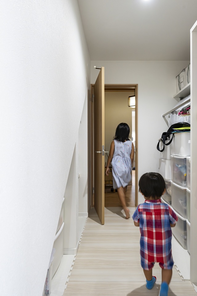 親世帯と子世帯を繋ぐ役割もあるWIC。
階段下まで余すことなく収納できるように棚を設けた。子世帯に住む息子さん家族は5人。お子さんたちの洋服やおもちゃなど収納が沢山必要でしたので、スペースをうまく使いながら収納を確保しました。