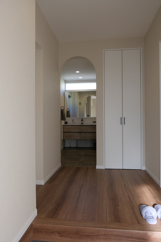 ご希望だったアーチ開口は、玄関ホールからの洗面所入口に。
建具をつけないことで、奥行と開放感のある玄関ホールになり、洗面化粧台上部に設けたFIX窓のおかげで明るさも確保できました。 ご希望だったアーチ開口は、玄関ホールからの洗面所入口に。
建具をつけないことで、奥行と開放感のある玄関ホールになり、洗面化粧台上部に設けたFIX窓のおかげで明るさも確保できました。