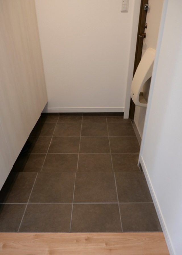 狭かった玄関は、土間部分を広げ、シューズクロークも大きなものに交換しました。フロートにすることで圧迫感のない玄関です。
玄関ドアのシートも貼替え、ポストも新しくしました。