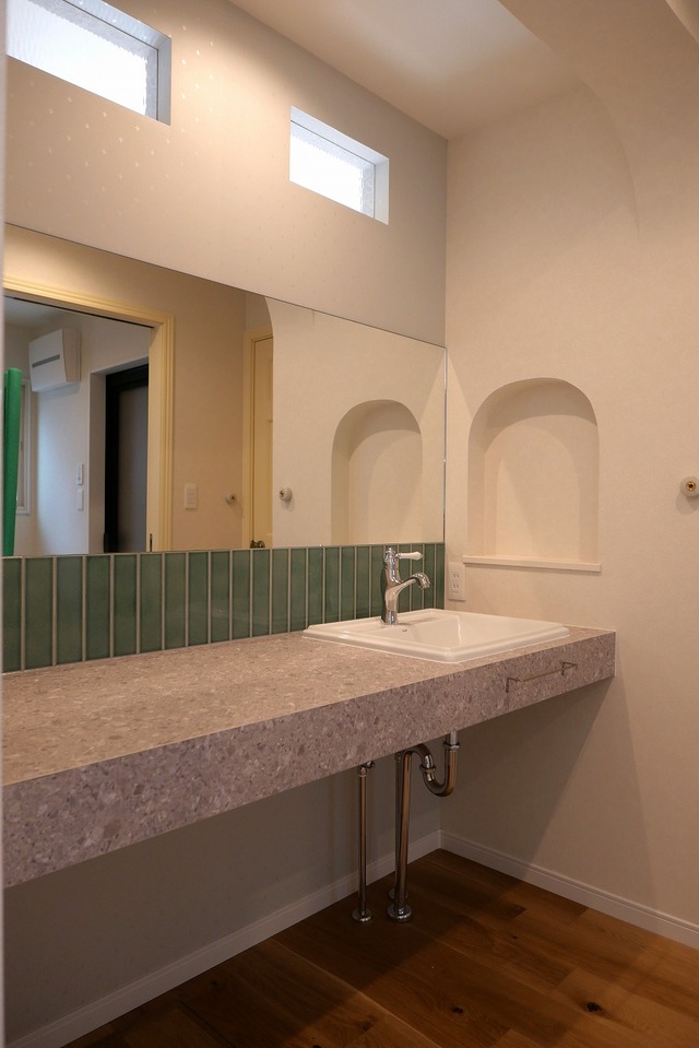 洗面スペースの開口は、大きなアーチになっています。
両サイドにもアーチのニッチを設け、機能性にもデザイン性にもこだわりました。