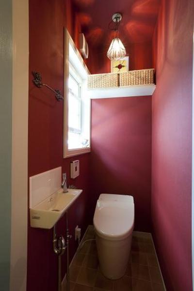 トイレは赤のクロスをはりました。WORKスペース側からも見えるように、赤いバラのちいさなステンドグラスをいれました。 トイレは赤のクロスをはりました。WORKスペース側からも見えるように、赤いバラのちいさなステンドグラスをいれました。