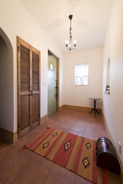 玄関ホールは広く開放的に！外国のように段差を付けないタイル施工。