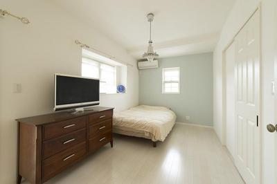 将来的に二部屋にできるように考えて今は寝室にしています。 将来的に二部屋にできるように考えて今は寝室にしています。
