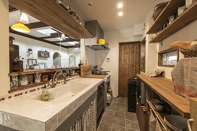 キッチンも造作にして、カウンターは2枚カウンターとし、収納スペースに！