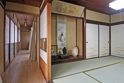 趣ある和室の設えはそのままに、木をふんだんに使用した心地いい空間が広がり、先祖からの思い出も残しつつ、現代の古民家再生住宅が出来上がりました。 趣ある和室の設えはそのままに、木をふんだんに使用した心地いい空間が広がり、先祖からの思い出も残しつつ、現代の古民家再生住宅が出来上がりました。