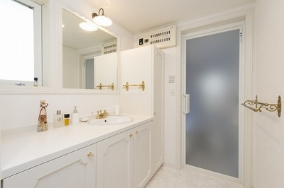 造作洗面台も白を基調にして清潔感あふれる空間となりました。