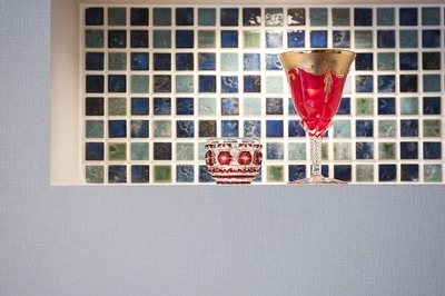 打ち合わせの時にコレクションの赤いベネチアングラスを持っていらっしゃるということをおうかがいしたので透明な赤がきれいに見えるブルーグリーンのモザイクタイルをご提案。 打ち合わせの時にコレクションの赤いベネチアングラスを持っていらっしゃるということをおうかがいしたので透明な赤がきれいに見えるブルーグリーンのモザイクタイルをご提案。