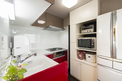 キッチンは同じサイズのもので新しいものへ交換。足元には水につよいフローリングを。 キッチンは同じサイズのもので新しいものへ交換。足元には水につよいフローリングを。