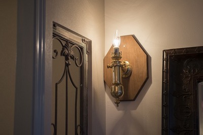 リビングとの境界を示すように入口はケーシングで装飾。両サイドにはアイアン格子を埋め込んだ。コーナーを照らすライトも空間演出に一役買っている。 リビングとの境界を示すように入口はケーシングで装飾。両サイドにはアイアン格子を埋め込んだ。コーナーを照らすライトも空間演出に一役買っている。