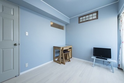 お子様のテーマカラーに合わせた子供部屋。
明かりの少ない玄関と隣り合わせのため、FIXのチェッカーガラスで洋室から明かりがこぼれるように設計。