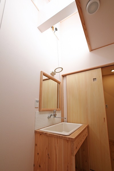 洗面所には高窓を設置し、日中でも明るい。