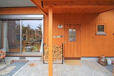 週末は薪集めと薪割りをするご主人。原木を集めることで人との交流が増えたとか。