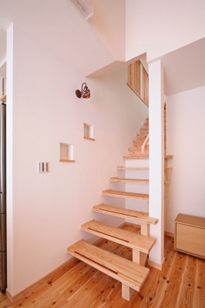 階段の位置を架けかえ、ゆるやかで登り降りしやすい階段に。 階段の位置を架けかえ、ゆるやかで登り降りしやすい階段に。