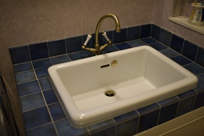 ブルーのタイルを使った造作洗面台。リビングや寝室から直接出入りできる動線の良さも魅力。 ブルーのタイルを使った造作洗面台。リビングや寝室から直接出入りできる動線の良さも魅力。