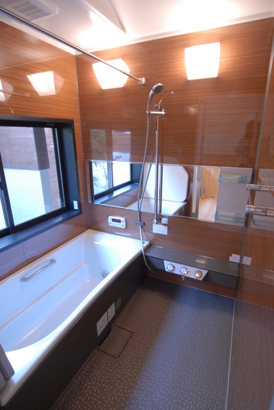 重厚な雰囲気が漂うユニットバス。 重厚な雰囲気が漂うユニットバス。