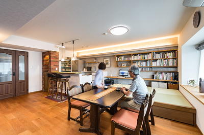 キッチンの横に小上がりの畳スペースを設けました。低かった梁を利用して間接照明を取り入れました。畳の下にも日頃つかわない本やアルバムなど収納できますし、段差を設けたことによって出窓越しの景色も見やすいでしょう。お孫さんが来られたら、畳で遊んでも昼寝しても最適なスペースです。