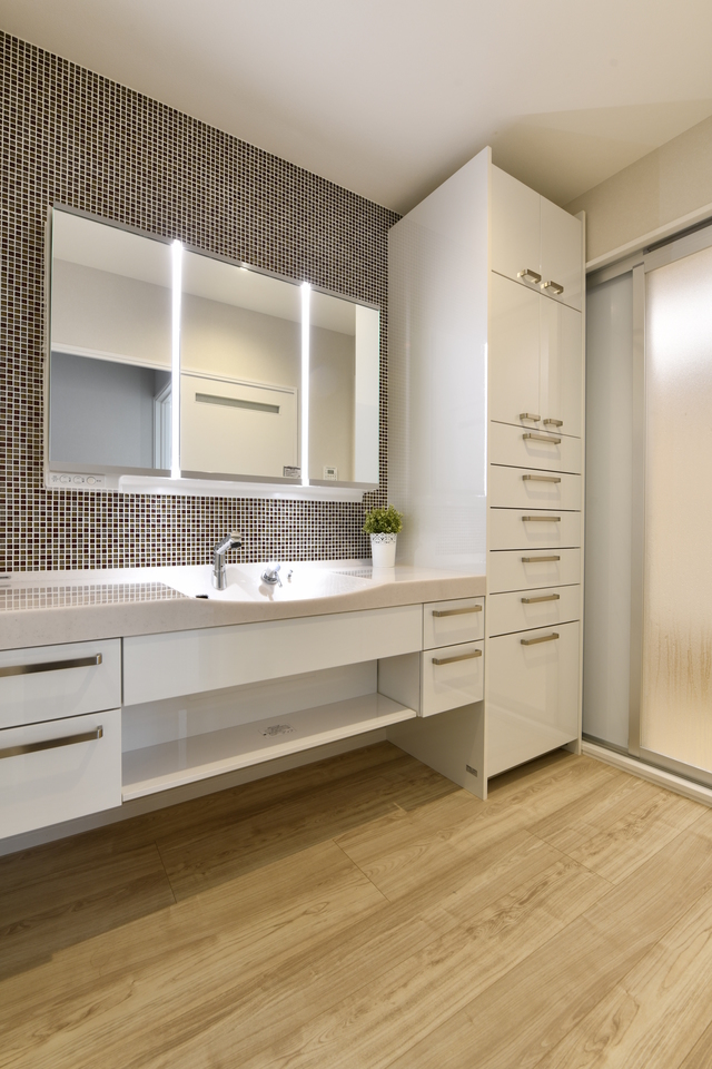 洗面化粧台はパナソニック制ですが、オリジナル性を出すためにその周囲をモザイクタイル張りにしています。