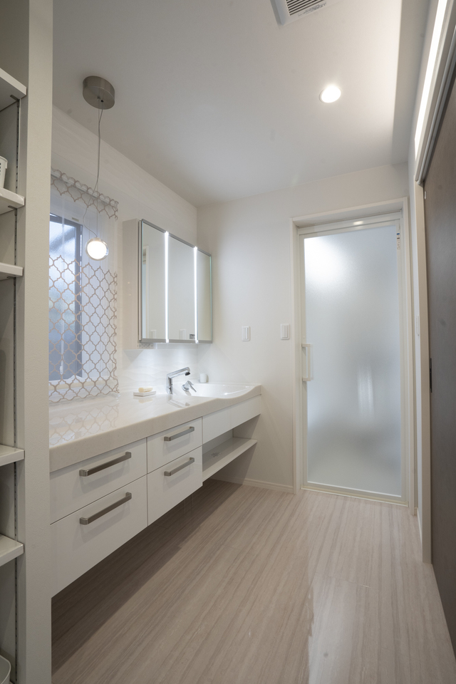 「広い洗面所が憧れだった」と奥様。
広い作業スペースでは洗濯物を畳んだりするのにも最適。 「広い洗面所が憧れだった」と奥様。
広い作業スペースでは洗濯物を畳んだりするのにも最適。