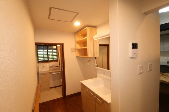 ダイニング隣の洗面・トイレは清潔で暮らしやすく。