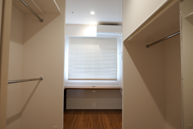 収納力抜群のウォークインクローゼット
多くの衣類や寝具を収納できます。 収納力抜群のウォークインクローゼット
多くの衣類や寝具を収納できます。