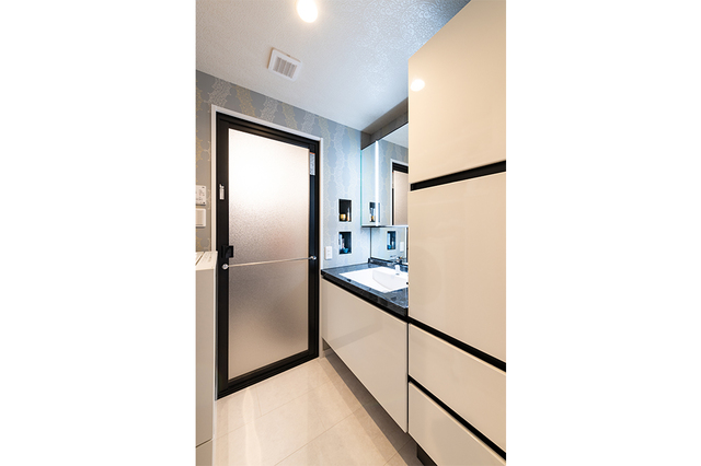 暗く狭かった洗面所も使えるスペースを最大限にいかして収納ニッチをつくっています。
浴室と洗面は白と黒のトーンでまとめています。 暗く狭かった洗面所も使えるスペースを最大限にいかして収納ニッチをつくっています。
浴室と洗面は白と黒のトーンでまとめています。