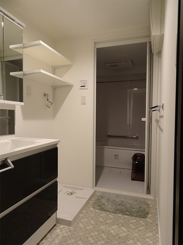 清潔感のある洗面室。洗濯機上に棚を設けて収納力UP