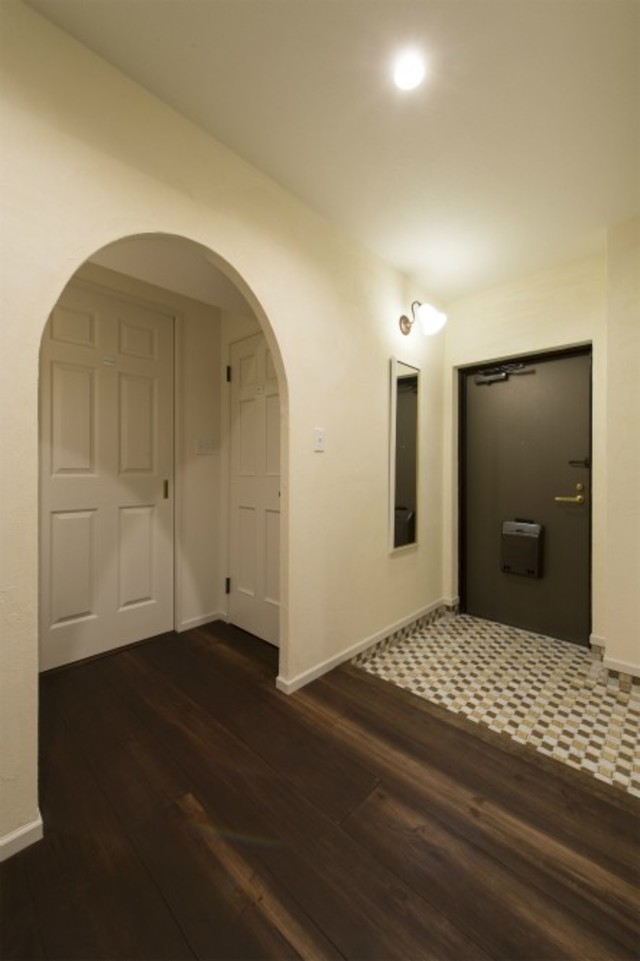 玄関ホールはアーチの壁と飾り窓がポイント。
優しく迎えてくれます。