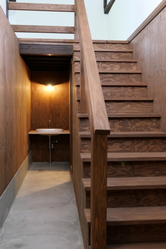 階段の横にトイレと洗面を設置しました。 階段の横にトイレと洗面を設置しました。