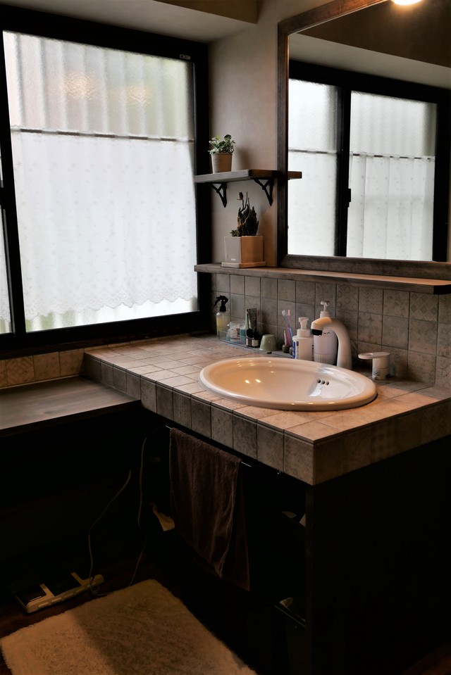 段差をつけた造作洗面台は椅子を置いてスキンケアができるようにし、その横に洗濯機や下着やタオルを入れる収納も備えた機能的な空間になっています。 段差をつけた造作洗面台は椅子を置いてスキンケアができるようにし、その横に洗濯機や下着やタオルを入れる収納も備えた機能的な空間になっています。