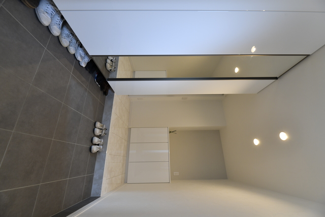 無駄のない洗練された玄関スペース。左側の収納棚には、靴以外にもコートやベビーカーなどの収納が可能に