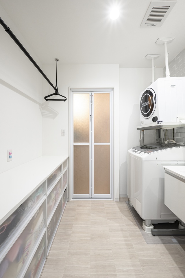 ランドリースペースもある洗面脱衣所。掃除がしやすいよう洗面台はフロートタイプに。また、UBは設けずシャワールームにすることで予算を抑えた。タオルや下着など全部収納できるように、棚スペースを確保し、将来は上にハンガーパイプを追加することで、洗濯物が干せます。