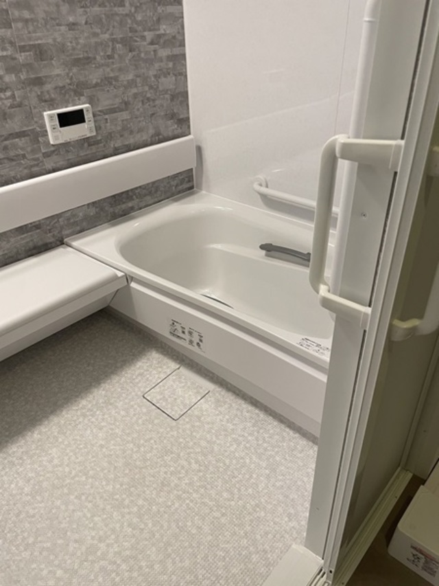 ユニットバスは、TOTOのベンチタイプを採用。
壁面の磁石を活かしアクセサリーは付けずスッキリとさせています。