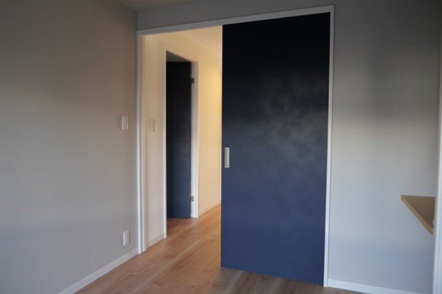 主寝室と子供部屋そしてリビングドアはお揃いのネイビーです。
淡い色合いの室内のアクセントになっています。