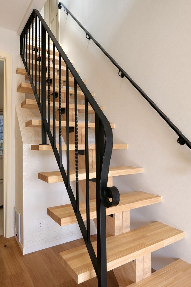 従来の階段を撤去して、ストリップ階段にしました。
2階ホールも併せてアイアンの手すりとフェンスもブラックにし、雰囲気を一新しています。
階段手すりからホールまで、オリジナルです。 従来の階段を撤去して、ストリップ階段にしました。
2階ホールも併せてアイアンの手すりとフェンスもブラックにし、雰囲気を一新しています。
階段手すりからホールまで、オリジナルです。