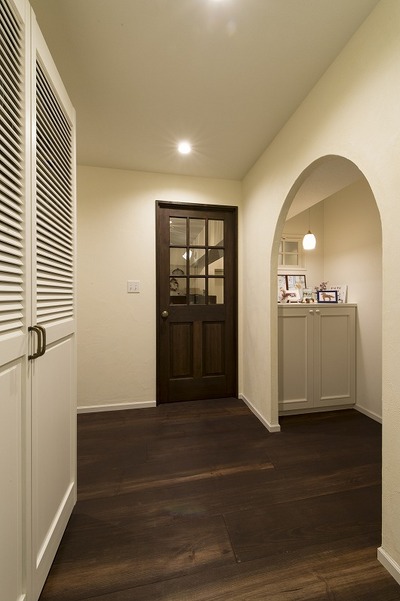 　玄関ホールはアーチの壁と飾り窓がポイント。
優しく迎えてくれます。