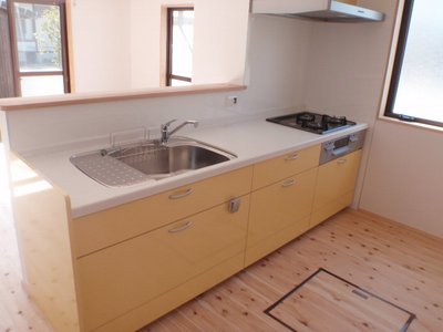 黄色のキッチンが部屋をより明るい印象に。