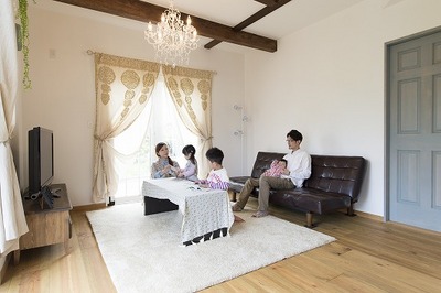 奥様がセレクトしたカーテンに、ご主人のお気に入りのソファー。 
お施主様の提案も活かされているのでリビングで寛ぐ満足度も高い。