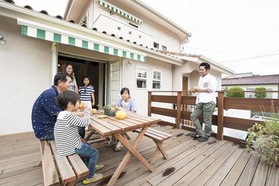 堀車庫の上はデッキテラスにしてお友達と家族とバーベキューをしたり楽しんでいます。 堀車庫の上はデッキテラスにしてお友達と家族とバーベキューをしたり楽しんでいます。