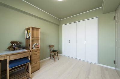 お子様のテーマカラーに合わせた子供部屋。
ｸﾛｰｾﾞｯﾄ、幅木、廻縁を白で統一し、壁紙の色をメインに。