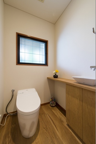 トイレ空間も統一して、落ち着きのある空間に。