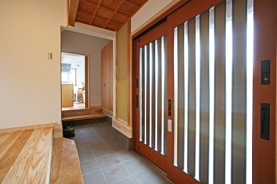 玄関からユーティリティ(室内物干し場)へダイレクト。シューズクローゼットと収納庫を設置。 玄関からユーティリティ(室内物干し場)へダイレクト。シューズクローゼットと収納庫を設置。