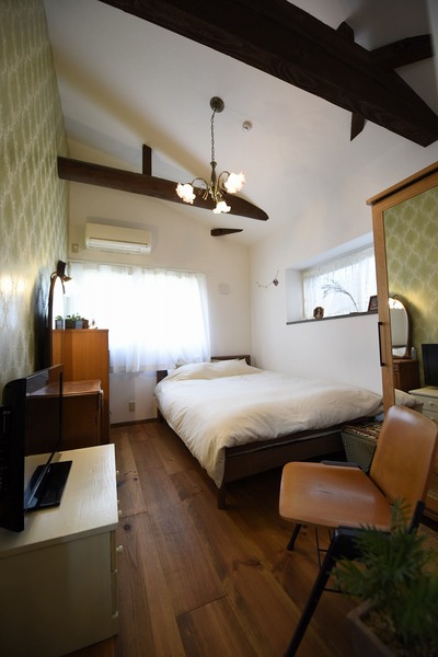 北側の落ち着いた場所に設けた主寝室。天井の高さを活かして梁をみせ、海外のリゾートホテルのようなイメージに