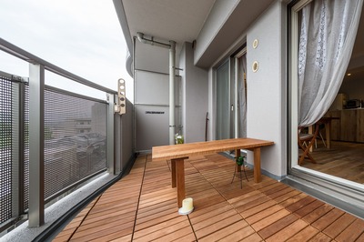 リビングからつづくウッドデッキ。